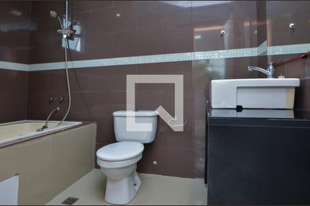 Casa de condomínio à venda com 180m², 4 quartos e 1 vaga Casa de condomínio à venda com 180m², 4 quartos e 1 vagaBanheiro da suite