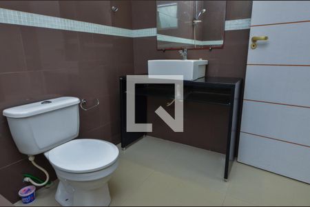 Casa de condomínio à venda com 180m², 4 quartos e 1 vaga Casa de condomínio à venda com 180m², 4 quartos e 1 vagaBanheiro da suite