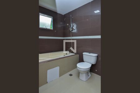 Casa de condomínio à venda com 180m², 4 quartos e 1 vaga Casa de condomínio à venda com 180m², 4 quartos e 1 vagaBanheiro da suite