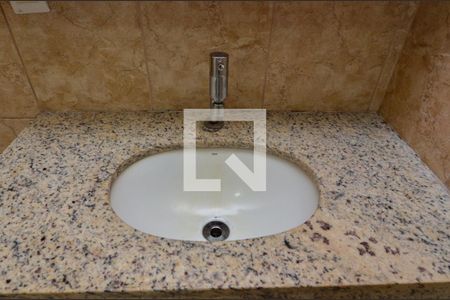 Casa de condomínio à venda com 180m², 4 quartos e 1 vaga Casa de condomínio à venda com 180m², 4 quartos e 1 vagaBanheiro social