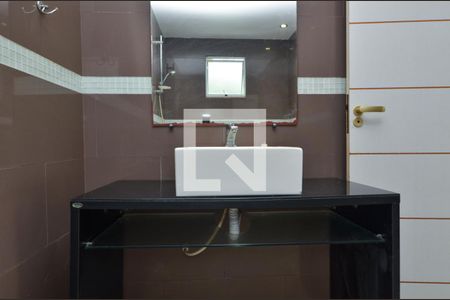 Casa de condomínio à venda com 180m², 4 quartos e 1 vaga Casa de condomínio à venda com 180m², 4 quartos e 1 vagaBanheiro da suite