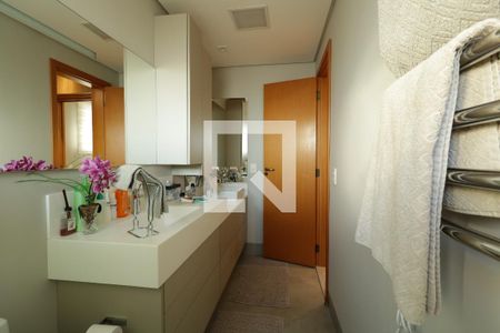 Apartamento à venda com 126m², 2 quartos e 4 vagasBanheiro Suite 2