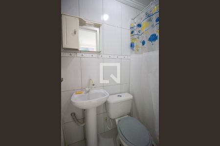 Banheiro de kitnet/studio para alugar com 1 quarto, 25m² em Vargem Grande, Rio de Janeiro