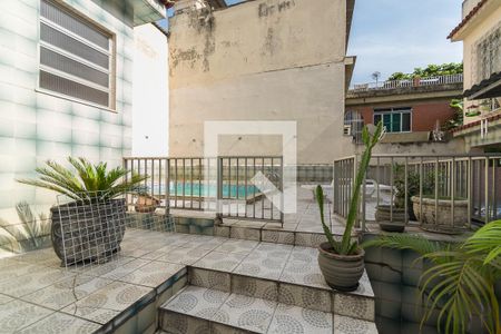 Casa à venda com 200m², 5 quartos e 3 vagas Casa à venda com 200m², 5 quartos e 3 vagasQuintal dos fundos - Deck da piscina