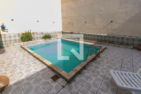 Casa à venda com 200m², 5 quartos e 3 vagas Casa à venda com 200m², 5 quartos e 3 vagasQuintal dos fundos - Deck da piscina