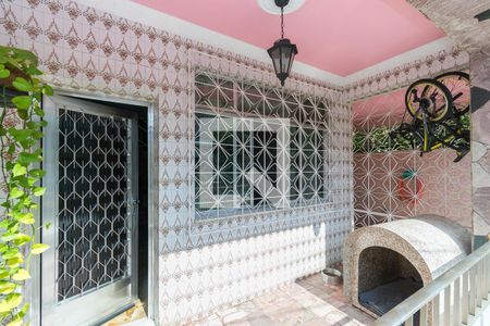 Casa à venda com 200m², 5 quartos e 3 vagas Casa à venda com 200m², 5 quartos e 3 vagasVaranda