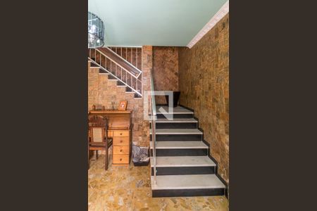 Casa à venda com 200m², 5 quartos e 3 vagas Casa à venda com 200m², 5 quartos e 3 vagasSala - Acesso ao 2º andar