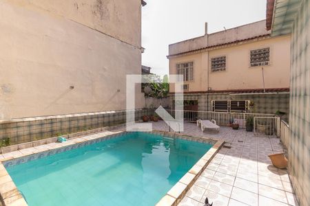 Casa à venda com 200m², 5 quartos e 3 vagas Casa à venda com 200m², 5 quartos e 3 vagasQuintal dos fundos - Deck da piscina