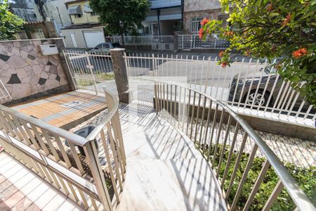 Casa à venda com 200m², 5 quartos e 3 vagas Casa à venda com 200m², 5 quartos e 3 vagasVaranda