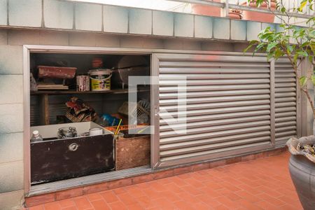 Casa à venda com 200m², 5 quartos e 3 vagas Casa à venda com 200m², 5 quartos e 3 vagasQuintal dos fundos - Armário