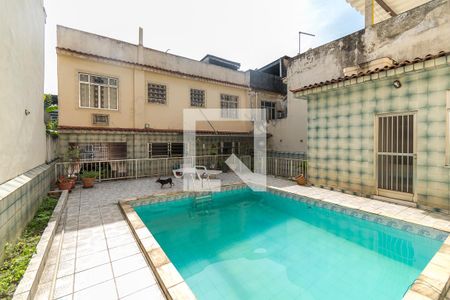 Casa à venda com 200m², 5 quartos e 3 vagas Casa à venda com 200m², 5 quartos e 3 vagasQuintal dos fundos - Deck da piscina