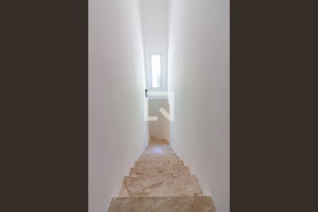 Casa de condomínio à venda com 60m², 2 quartos e 1 vaga Casa de condomínio à venda com 60m², 2 quartos e 1 vagaEscada