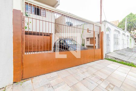 Casa à venda com 220m², 3 quartos e 3 vagas Casa à venda com 220m², 3 quartos e 3 vagasFachada