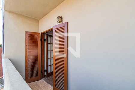 Casa à venda com 220m², 3 quartos e 3 vagas Casa à venda com 220m², 3 quartos e 3 vagasVaranda- Suíte