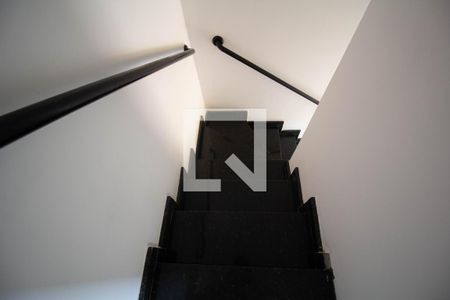 Casa de condomínio à venda com 85m², 2 quartos e 2 vagas Casa de condomínio à venda com 85m², 2 quartos e 2 vagasEscada
