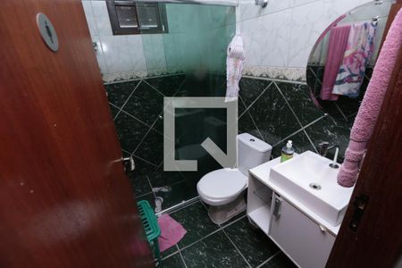 Casa à venda com 328m², 5 quartos e 5 vagasbanheiro social do segundo andar