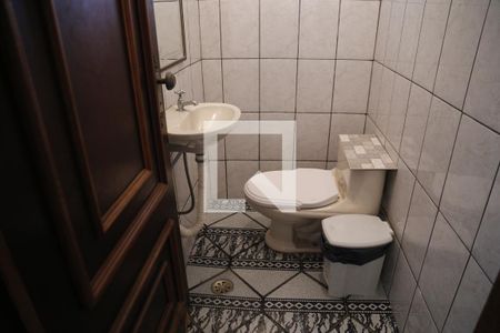 Casa à venda com 330m², 5 quartos e 6 vagasBanheiro de serviço