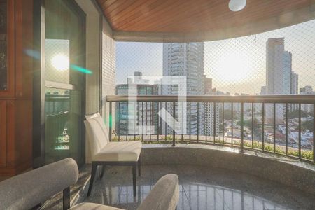 Apartamento à venda com 256m², 4 quartos e 4 vagasVaranda