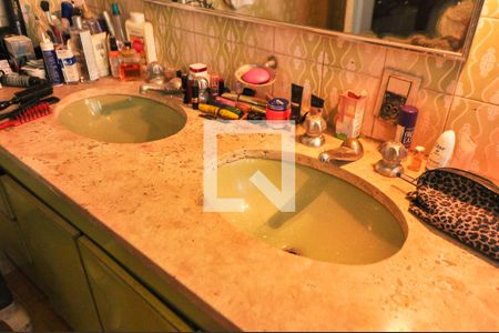 Casa à venda com 300m², 4 quartos e 4 vagasBanheiro da Suíte