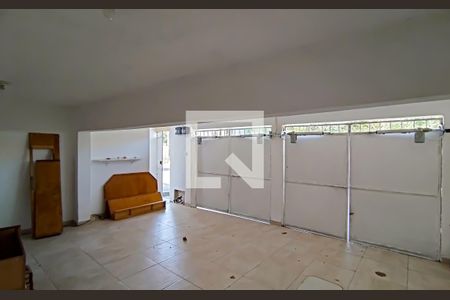 Casa à venda com 300m², 3 quartos e 2 vagas Casa à venda com 300m², 3 quartos e 2 vagasÁrea comum