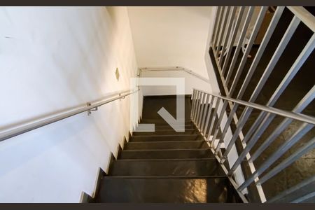 Casa à venda com 300m², 3 quartos e 2 vagas Casa à venda com 300m², 3 quartos e 2 vagasEscada