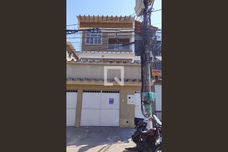 Casa à venda com 300m², 3 quartos e 2 vagas Casa à venda com 300m², 3 quartos e 2 vagasFachada