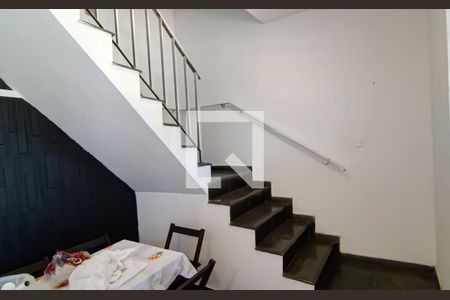 Casa à venda com 300m², 3 quartos e 2 vagas Casa à venda com 300m², 3 quartos e 2 vagasEscada