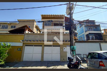 Casa à venda com 300m², 3 quartos e 2 vagas Casa à venda com 300m², 3 quartos e 2 vagasFachada