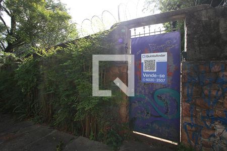 Casa à venda com 258m², 4 quartos e 6 vagas Casa à venda com 258m², 4 quartos e 6 vagasFachada com Plaquinha Venda QuintoAndar
