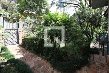 Casa à venda com 258m², 4 quartos e 6 vagas Casa à venda com 258m², 4 quartos e 6 vagasQuintal - Jardim