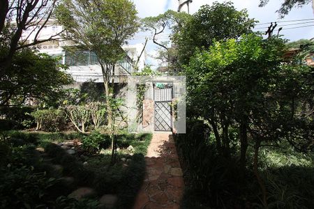 Casa à venda com 258m², 4 quartos e 6 vagas Casa à venda com 258m², 4 quartos e 6 vagasQuintal - Jardim
