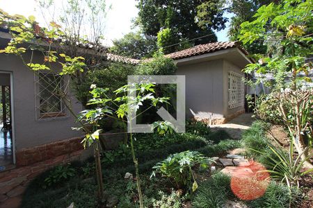 Casa à venda com 258m², 4 quartos e 6 vagas Casa à venda com 258m², 4 quartos e 6 vagasQuintal - Jardim