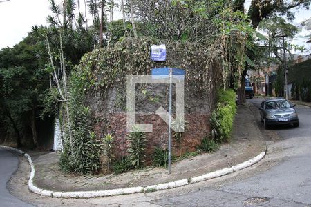 Casa à venda com 258m², 4 quartos e 6 vagas Casa à venda com 258m², 4 quartos e 6 vagasFachada com Plaquinha Venda QuintoAndar