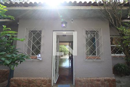 Casa à venda com 258m², 4 quartos e 6 vagas Casa à venda com 258m², 4 quartos e 6 vagasFachada