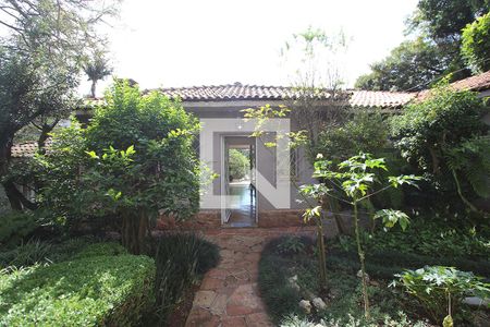Casa à venda com 258m², 4 quartos e 6 vagas Casa à venda com 258m², 4 quartos e 6 vagasFachada e Jardim