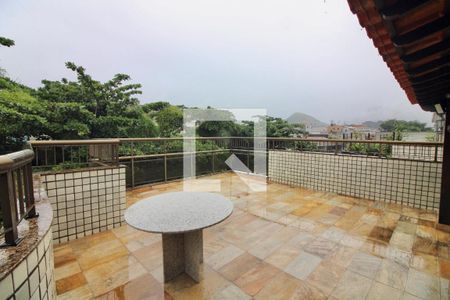 Apartamento à venda com 243m², 4 quartos e 3 vagas Apartamento à venda com 243m², 4 quartos e 3 vagasTerraço