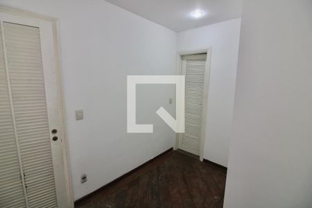 Apartamento à venda com 243m², 4 quartos e 3 vagas Apartamento à venda com 243m², 4 quartos e 3 vagasQuarto de Serviço