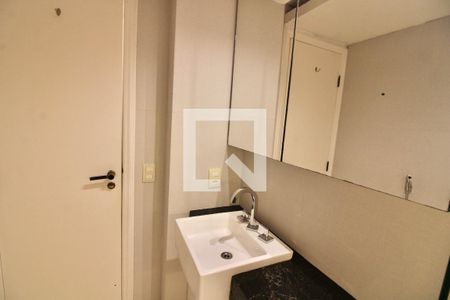 Apartamento à venda com 243m², 4 quartos e 3 vagas Apartamento à venda com 243m², 4 quartos e 3 vagasBanheiro da Suíte