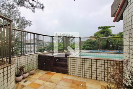 Apartamento à venda com 243m², 4 quartos e 3 vagas Apartamento à venda com 243m², 4 quartos e 3 vagasPiscina