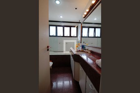 Apartamento à venda com 260m², 3 quartos e 4 vagas Apartamento à venda com 260m², 3 quartos e 4 vagasBanheiro da Suíte 2