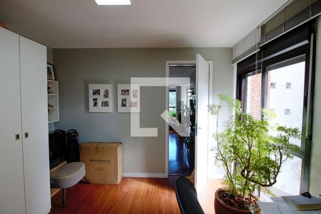 Apartamento à venda com 260m², 3 quartos e 4 vagas Apartamento à venda com 260m², 3 quartos e 4 vagasEscritório