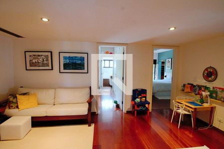 Apartamento à venda com 260m², 3 quartos e 4 vagas Apartamento à venda com 260m², 3 quartos e 4 vagasSala de TV