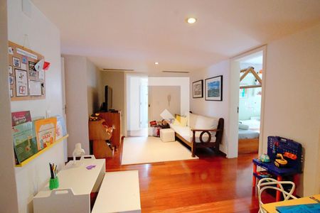 Apartamento à venda com 260m², 3 quartos e 4 vagas Apartamento à venda com 260m², 3 quartos e 4 vagasSala de TV