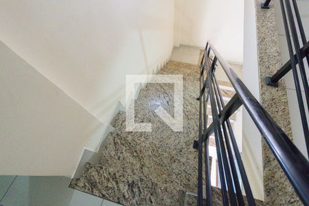 Casa de condomínio à venda com 280m², 4 quartos e 2 vagasEscada