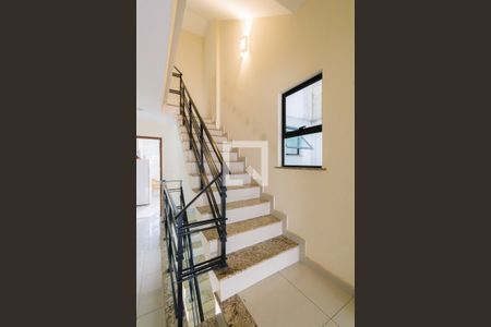 Casa de condomínio à venda com 280m², 4 quartos e 2 vagasEscada