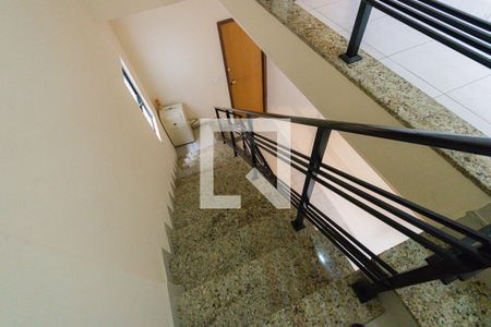 Casa de condomínio à venda com 280m², 4 quartos e 2 vagasEscada