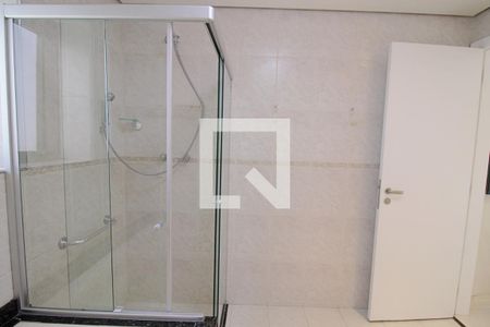 Apartamento à venda com 240m², 3 quartos e 4 vagas Apartamento à venda com 240m², 3 quartos e 4 vagasBanheiro da Suíte 2