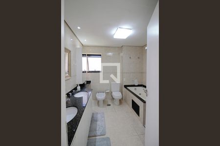 Apartamento à venda com 240m², 3 quartos e 4 vagas Apartamento à venda com 240m², 3 quartos e 4 vagasBanheiro da Suíte 3