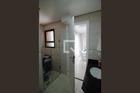 Apartamento à venda com 240m², 3 quartos e 4 vagas Apartamento à venda com 240m², 3 quartos e 4 vagasBanheiro da Suíte 1