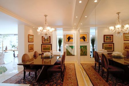 Apartamento à venda com 240m², 3 quartos e 4 vagas Apartamento à venda com 240m², 3 quartos e 4 vagasSala de Jantar